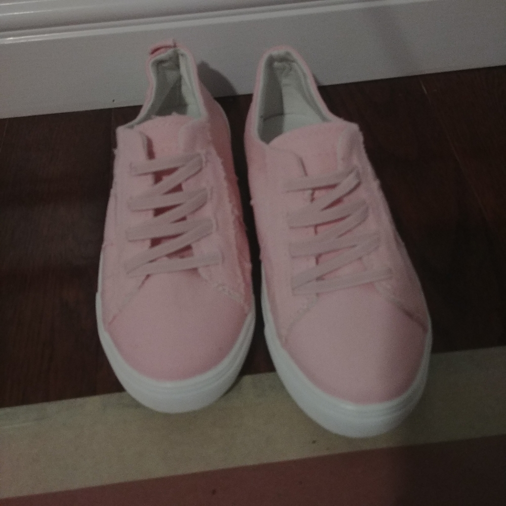Soft pink flat sneakers